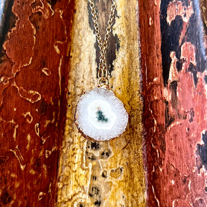 White Agate Druzy Slice Gold-Plated Pendant Necklace GN-023-F-2