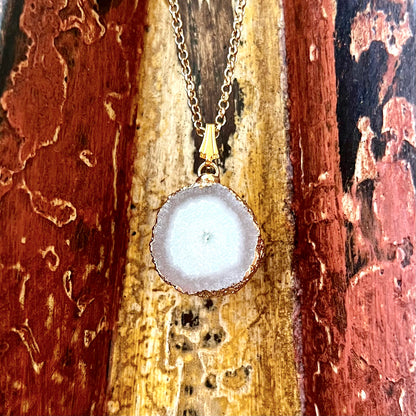 White Agate Druzy Slice Gold-Plated Pendant Necklace GN-023-F-4